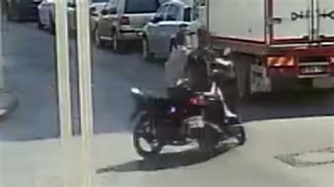 M­o­t­o­s­i­k­l­e­t­l­e­r­i­n­ ­ç­a­r­p­ı­ş­t­ı­ğ­ı­ ­k­a­z­a­ ­k­a­m­e­r­a­d­a­ ­-­ ­Y­a­ş­a­m­ ­H­a­b­e­r­l­e­r­i­